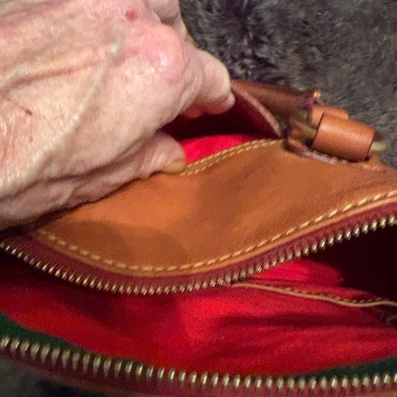 Elegant Tan Leather Handbag - Picture 13 of 13